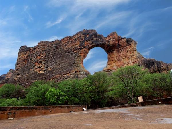 A Pedra Furada é um dos pontos mais visitados do parque.(Imagem:Pedro Santiago/G1)