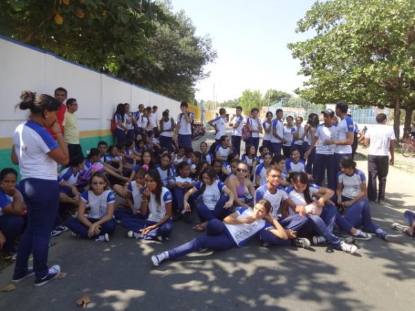 Alunos e professores do colégio Estadual realizaram protesto.(Imagem:FlorianoNews)