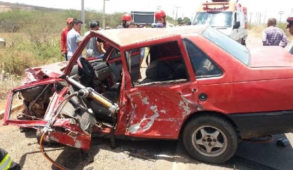 Acidente entre carro e caminhão deixa vítima presa as ferragens.(Imagem:Grande Picos)