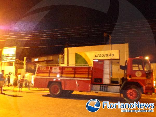 Incêndio atinge escritório de depósito de gás no bairro Irapuá I em Floriano.(Imagem:FlorianoNews)