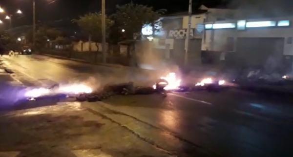 Moradores realizam proteste contra a falta de energia na Zona Sudeste de Teresina(Imagem:Reprodução WhatsApp)