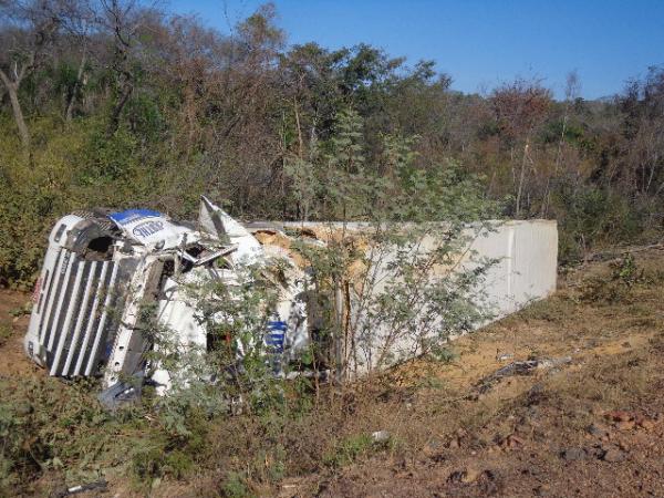 Carreta carregada de carnes tomba na BR-230.(Imagem:FlorianoNews)