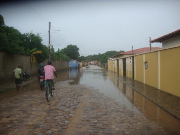 RUAS INTERDITADAS PELA ÁGUA(Imagem:FN)