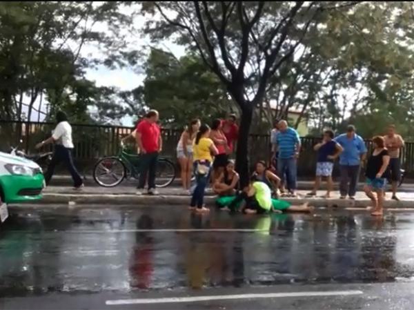 Parentes da vítima estiveram no local à espera da remoção do corpo.(Imagem:Elaine Cristine/Arquivo Pessoal)