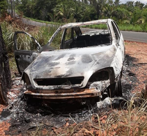 Carro de caminhoneiro foi encontrado carbonizado na Cerâmica Cil, na zona rural de Teresina(Imagem:Divulgação)