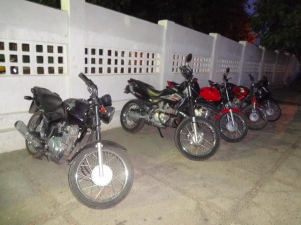 Polícia Militar apreendeu carros e motos em Floriano.(Imagem:FloriaoNews)