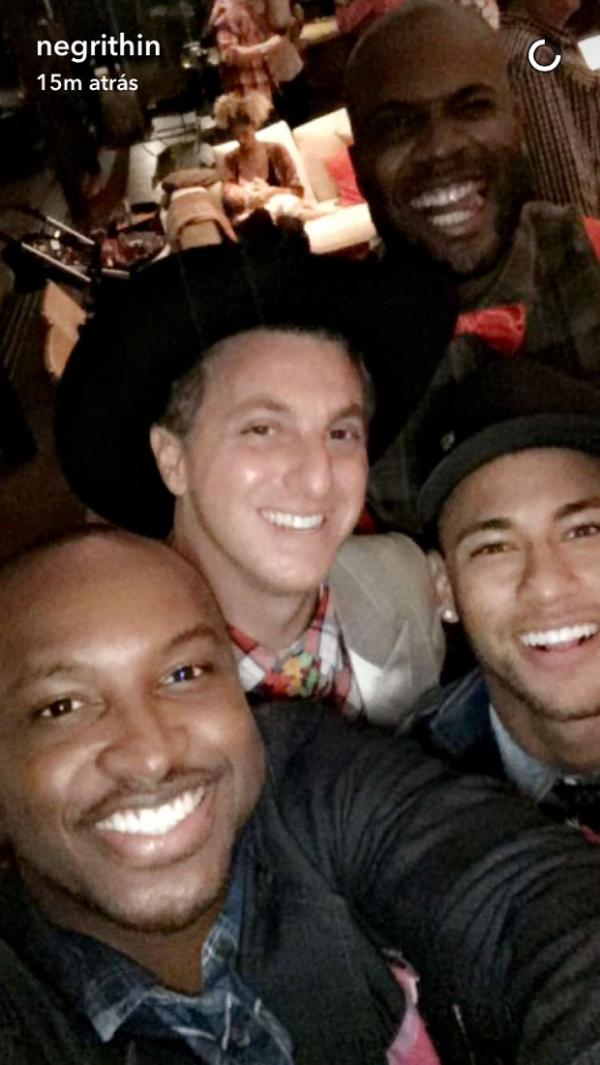 Neymar curtindo festa julina com Thiaguinho, Luciano Hulck e Rafael Zulu.(Imagem:Reprodução / Snapchat)