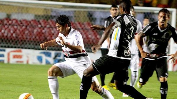 Osvaldo foge da marcação de Cleber, da Ponte Preta.(Imagem:Daniel Guimarães / Ag. Estado)