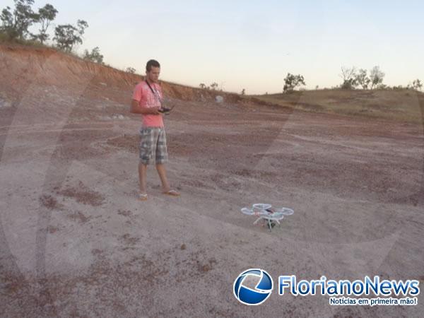 Amigos se divertem com aeromodelismo em Floriano.(Imagem:FlorianoNews)