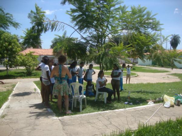 JOVENS NA PRAÇA DO BEM ESTAR(Imagem:REDAÇAO)