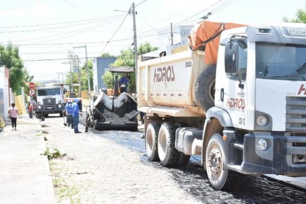 Obra de asfaltamento chega à rua Castro Alves em Floriano.(Imagem:SECOM)