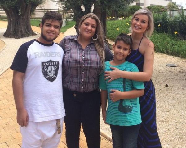 Andressa Urach com a família no templo da igreja em São Paulo.(Imagem:Divulgação)