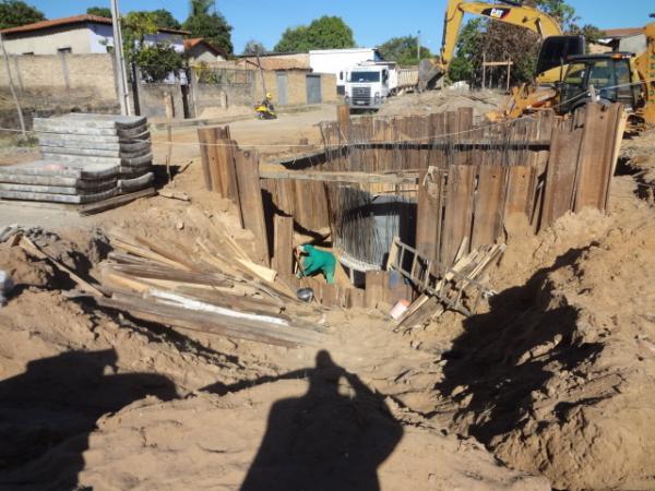 Prefeito visitou obra da estação elevatória em Floriano.(Imagem:FlorianoNews)