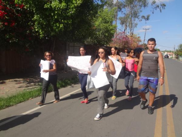 Moradores fazem manifestação por conclusão de casas habitacionais.(Imagem:FlorianoNews)