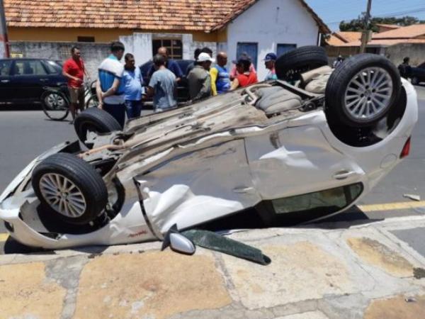 Carro capota após colidir com outro veículo em Parnaíba.(Imagem:Portal do Catita)