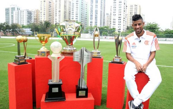 Léo Moura com os oito troféus conquistados em 499 jogos com a camisa do Flamengo.(Imagem:André Durão)