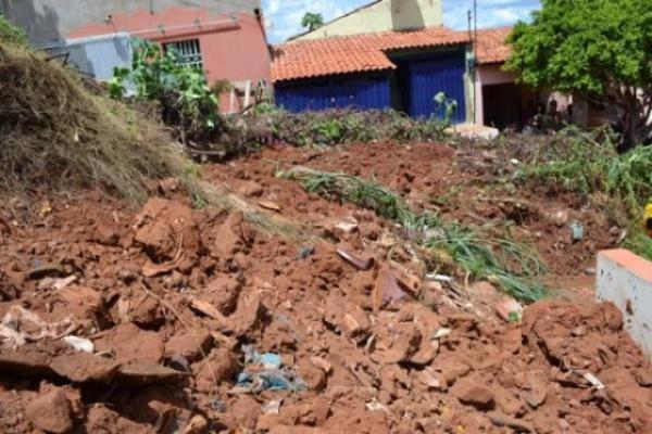 Encosta de morro desmorona sobre casa e causa pânico em Picos.(Imagem:Jaqueline Figueredo)