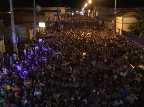 Centenas de foliões curtem o carnaval em Floriano.(Imagem:Reprodução/TV Clube)