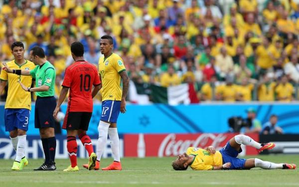 Neymar caído em campo depois de sofrer falta logo no início da partida.(Imagem:Jefferson Bernardes)