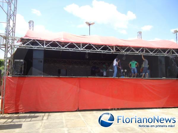 Palco para festa de aniversário do Programa Comando Geral já está sendo montado.(Imagem:FlorianoNews)