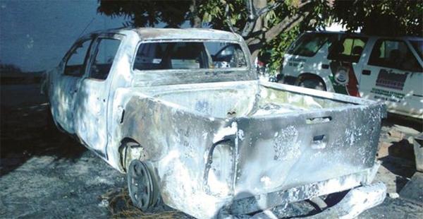 Homens incendeiam Hilux da polícia em frente à delegacia em Bom Jesus.(Imagem:180 Graus)