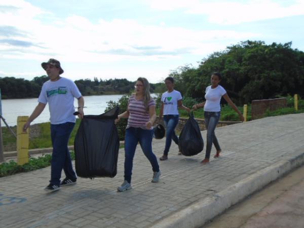 Grevistas da UESPI realizam ato na Avenida Beira rio em Floriano.(Imagem:FlorianoNews)