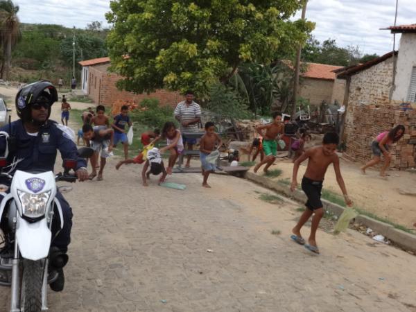 Palhaço Carrapeta faz a alegria das crianças com distribuição de bombons em Floriano.(Imagem:FlorianoNews)