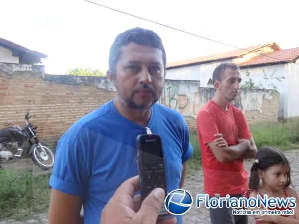 Moradores do Conjunto Vila Leão fazem manifestação reivindicando melhorias.(Imagem:FlorianoNews)