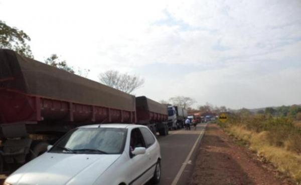 População interdita BR-135 por conta da falta de água em Cristalândia no PI.(Imagem:180graus)