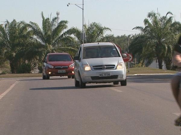 Inspetor da PRF explica lei sobre uso do farol baixo em rodovias do Acre.(Imagem:Reprodução/Rede Amazônica Acre)