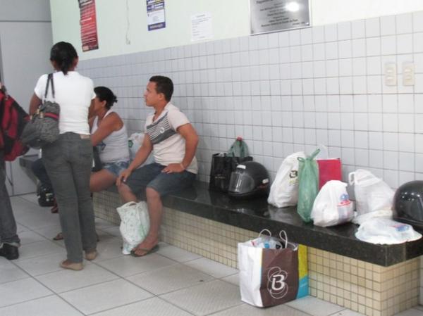 Familiares de presos aguardavam notícias na Central de Flagrantes.(Imagem:Catarina Costa/G1)