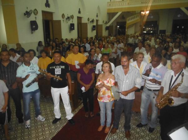 Fiéis celebram o encerramento da festa de Santos Reis.(Imagem:FlorianoNews)