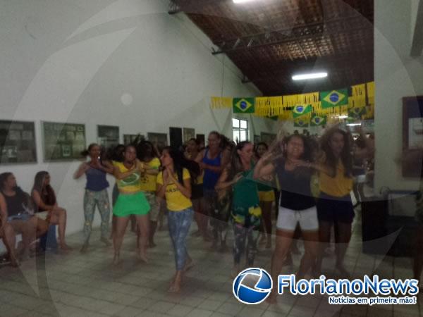 Acadêmicos da UESPI demonstraram patriotismo através de projeto de dança.(Imagem:FlorianoNews)