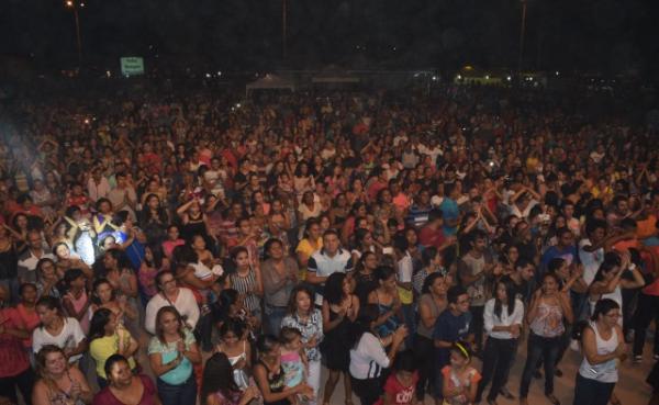 Pe. Juarez de Castro faz show em Floriano(Imagem:Waldemir Miranda)