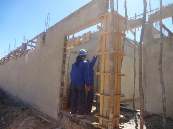 Prefeito Joel Rodrigues visitou obras da Policlínica de Floriano.(Imagem:FlorianoNews)