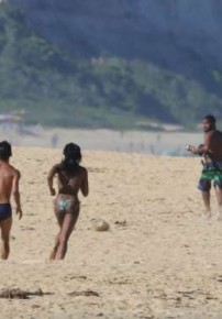 Irritada, Naomi Campbell corre atrás de fotógrafo após flagra em Trancoso.(Imagem:AGNews, Delson Silva)