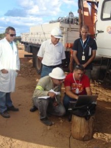 Assistente José Salan acompanha a instalação de medidores.(Imagem:Assessoria de Comunicação)