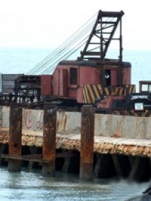 Material tem se deteriorado com o passar do tempo na obra do Porto de Luís Correia.(Imagem:Kleber Nogueira)