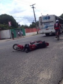 Após atropelar o casal, assaltantes abandonaram o veículo e fugiram em Teresina.(Imagem:Catarina Costa / G1)