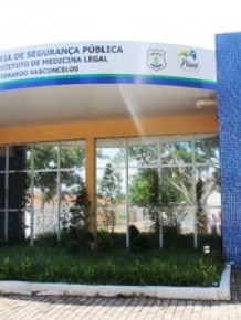 Corpo da vítima aguarda identificação no IML de Teresina.(Imagem:Gil Oliveira/ G1)