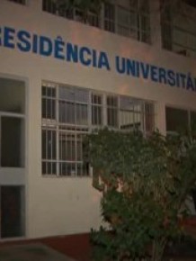 Por medo de desabamento, estudantes da UFPI desocuparam todo prédio.(Imagem:G1 PI)