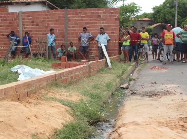 Jovem de 17 anos é morto com cinco tiros na Vila Irmã Dulce.(Imagem:Catarina Costa/G1 PI)