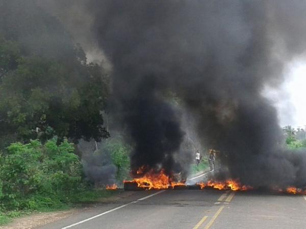 Moradores protestam por fechamento de PPO na PI-130.(Imagem:Francisco Sales)