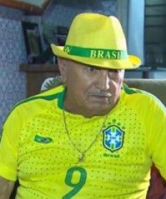 Cada Copa diferente, Seu David compra uma camisa nova para todo torneio.(Imagem:Reprodução SporTV)