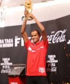 Rivaldo ergue a taça durante tour em Teresina.(Imagem:Abdias Bideh/GloboEsporte.com)