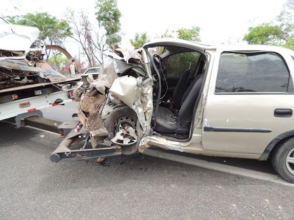 Três pessoas que estavam no Corsa Sedan foram levadas para o hospital em estado grave.(Imagem:180graus)