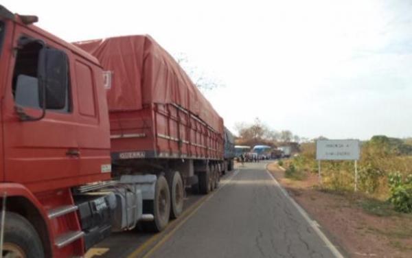 População interdita BR-135 por conta da falta de água em Cristalândia no PI.(Imagem:180graus)