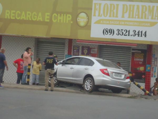 Motorista perde controle da direção e invade calçada de farmácia em Floriano.(Imagem:FlorianoNews)