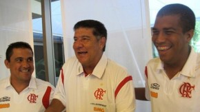 Joel sorri com auxiliares Mauricio Albuquerque (esq) e Marcelo Salles.(Imagem:Janir Junior / Globoesporte.com)