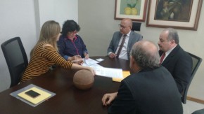 Assinatura de contrato para estudos de projeto do VLT de Teresina.(Imagem:Ascom Sedet)